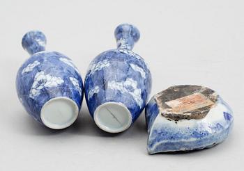 PENSELBAD SAMT MINIATYRVASER, 1 par, porslin, Kina, sannolikt 1900-tal.