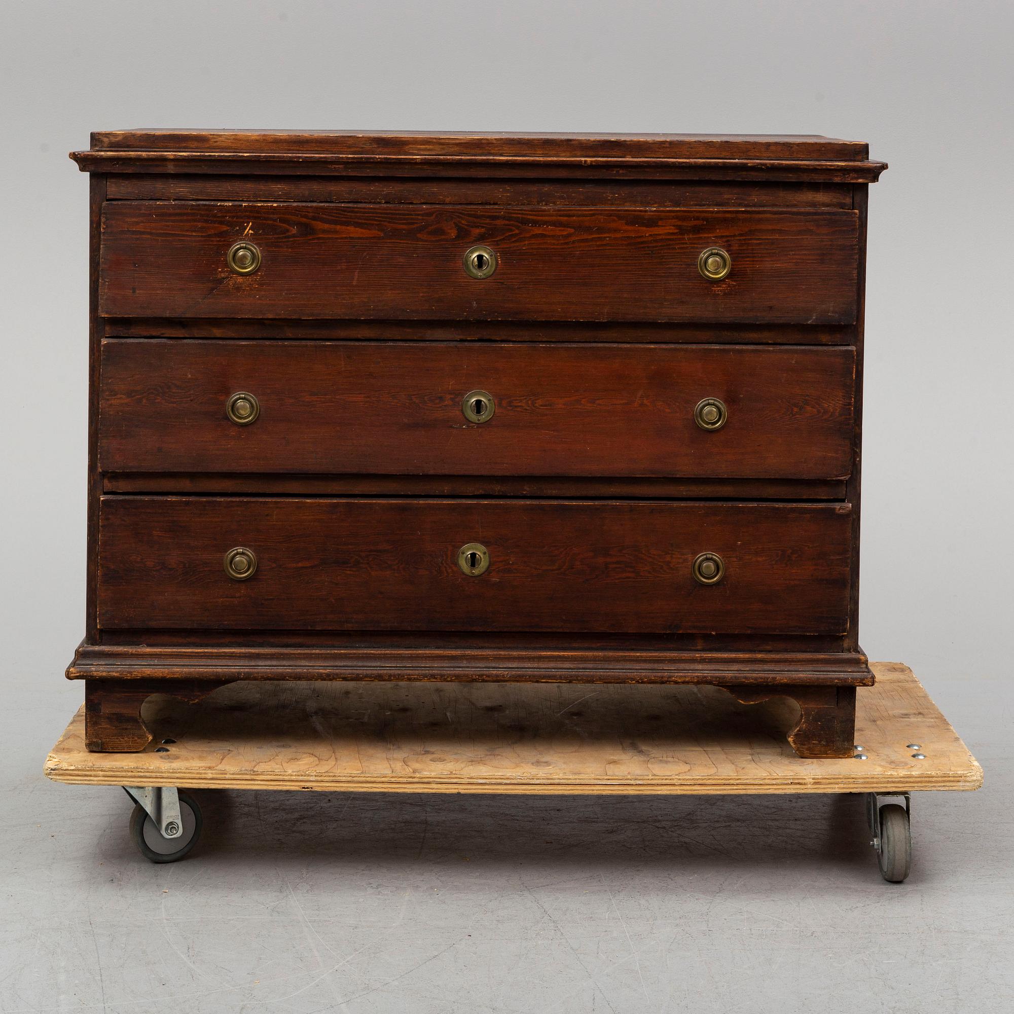 CHEST OF DRAWERS, second half of the 19th century.