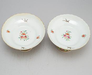 A pair of famille rose footed dishes, Qing dynasty, Canton, 19th century.