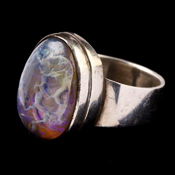 RING, silver med cabochonslipad opal. Vikt 9 g.