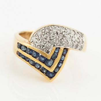 Ring in 18K gold with sapphires and round brilliant-cut diamonds.