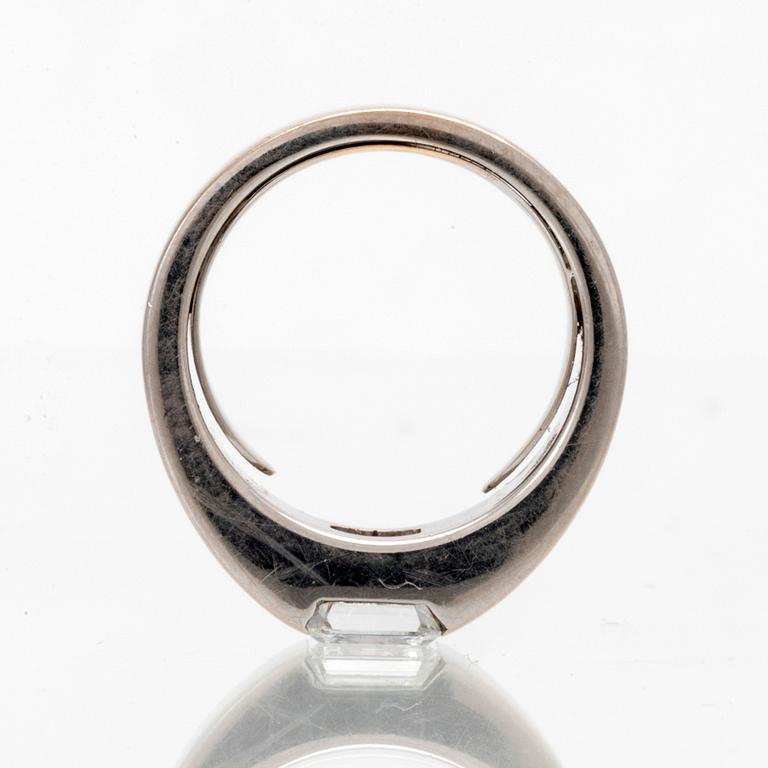 Cartier, ring 18K whitegold approx 0,60 ct approx F-G VS, original case, box and certificate, serial number BAA 730.