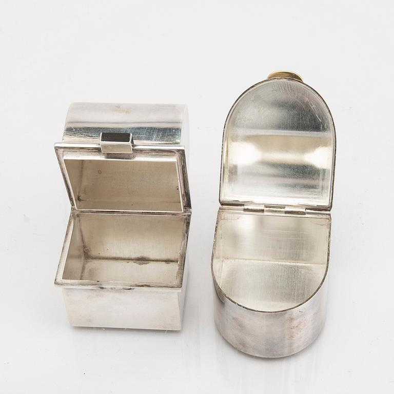 A Swedish 20th century set of two sterling silver boxes mark of Lars Håkansson Malmö 1983 and 1998 weight 210 grams.