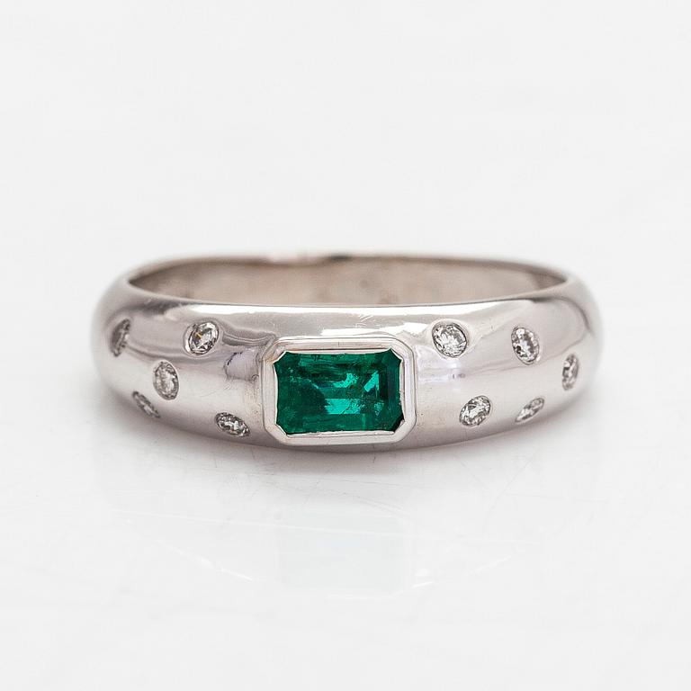 An 18K white gold ring with an emerald and diamonds ca 0.10 ct in total.