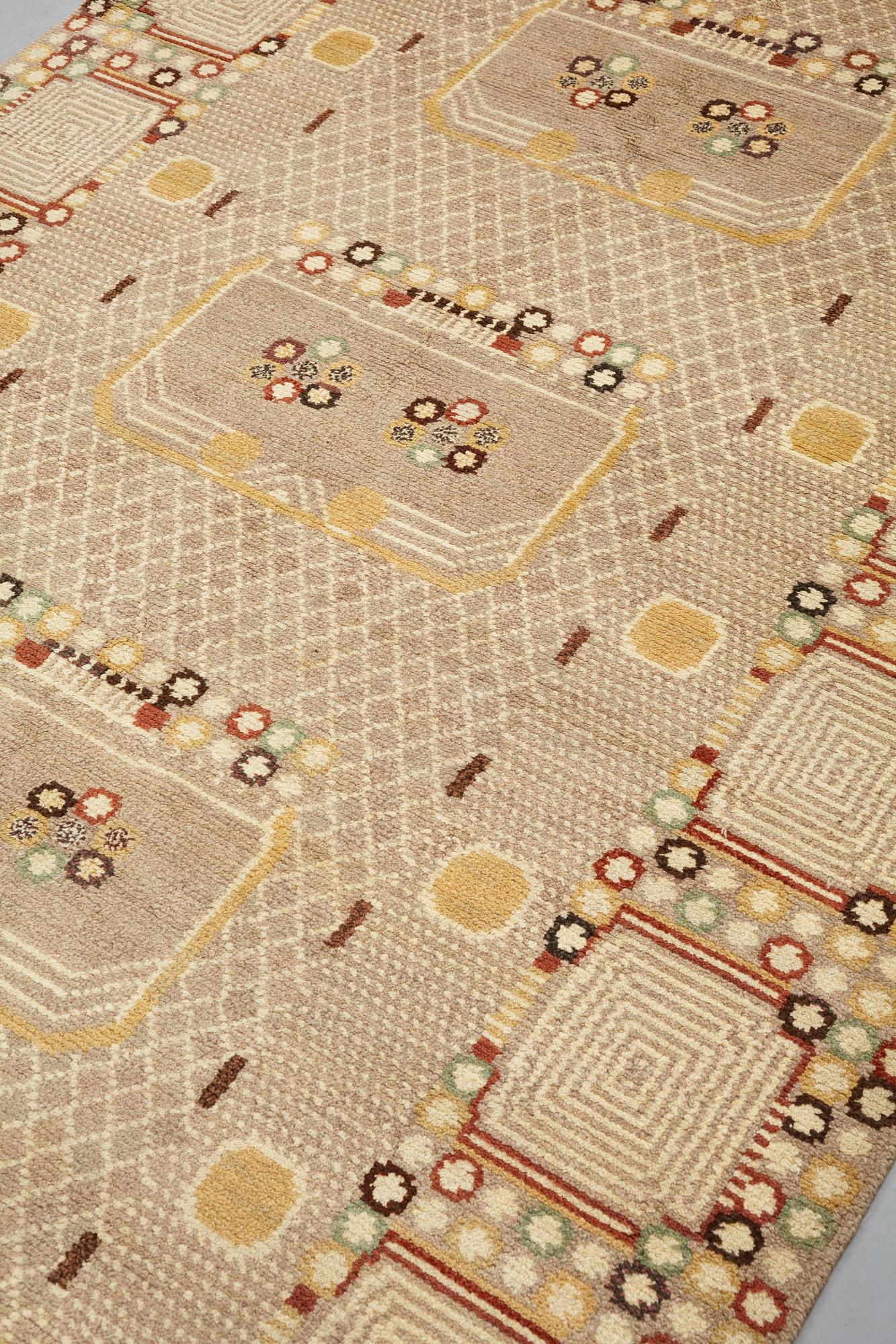 Barbro Nilsson, matto, "Krabban, grå", knotted pile, ca 272-277 x 178,5-183 cm, signed AB MMF BN.