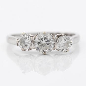 Ring in 18K white gold with three brilliant-cut diamonds.