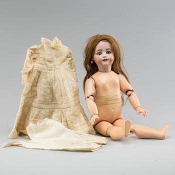 A SIMON & HALBIG DOLL 1039, GERMANY, 1910.