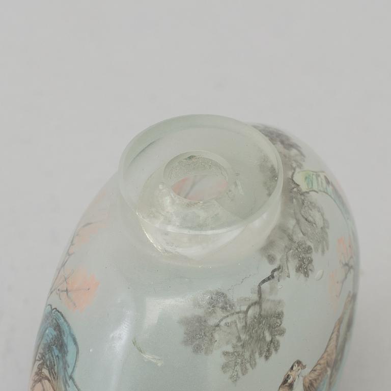 A large Chinese glass snuff bottle, circa 1900.