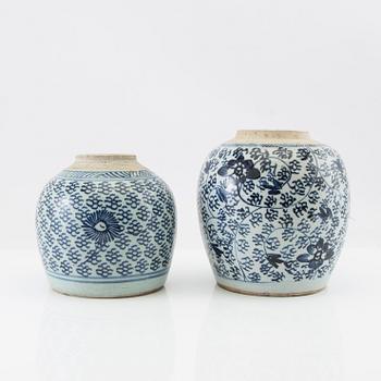 A set of two blue and white jars, late Qing dynasty/early 20th century.