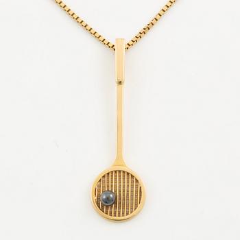 Chain with pendant, in the shape of a squash racket, 18K gold.