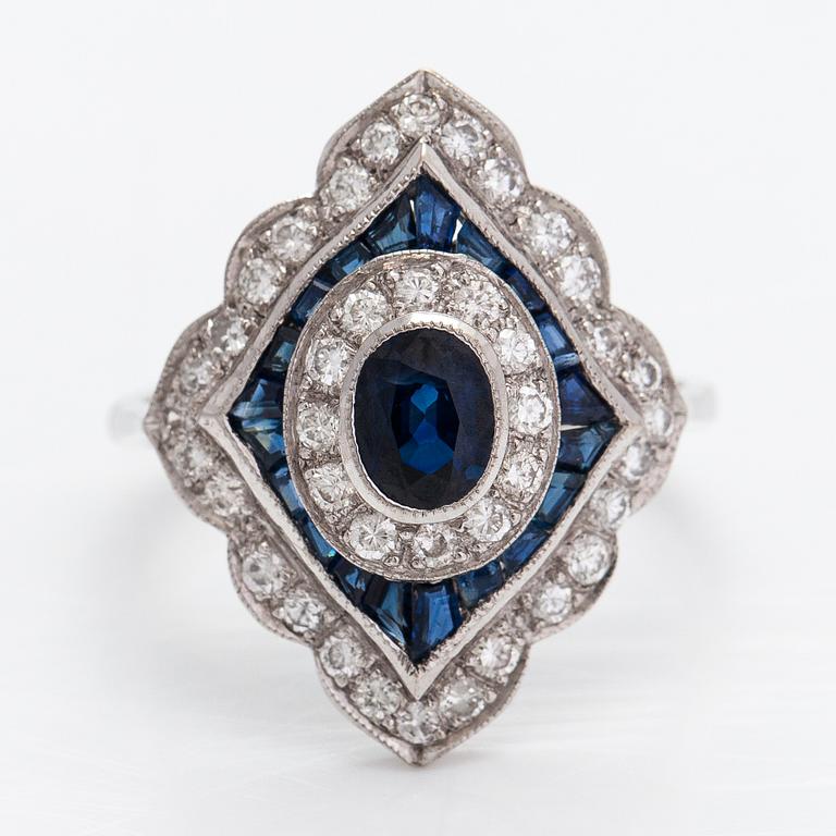 Ring, 18K vitguld, diamanter ca 0.60 ct totalt och safirer.