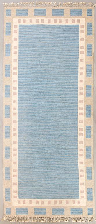 A 1950s Swedish flat weave carpet signed MÅ (Margareta Åkerberg) ca 460x201 cm.