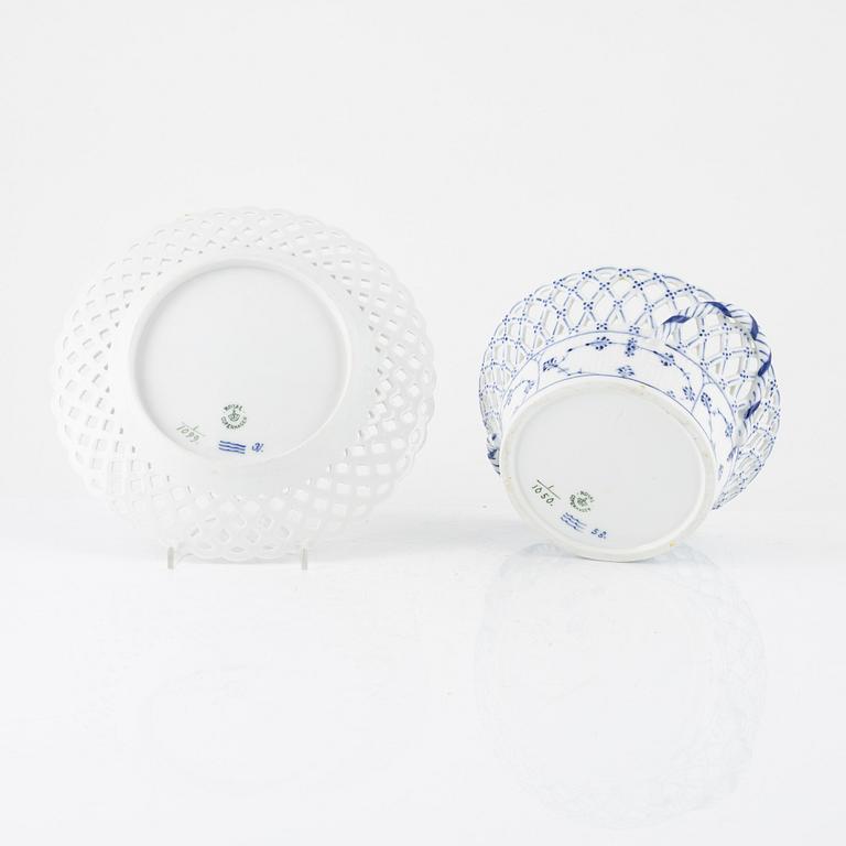 Royal Copenhagen, gallerskål med fat, porslin, "Musselmalet", Danmark.