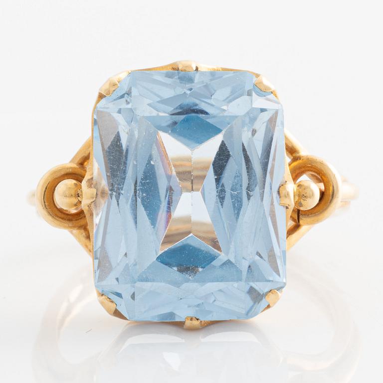 Ring in 18k gold with a blue synthetic stone.