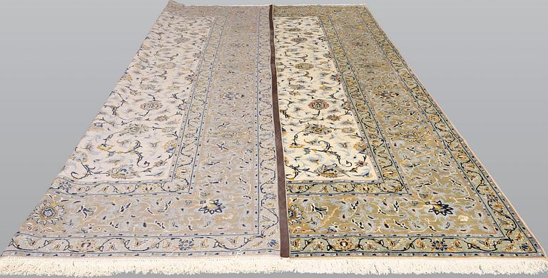 A carpet, Kashan, ca 500 x 347 cm.