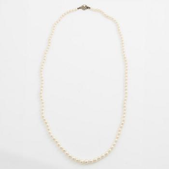 Necklace with graduated cultured pearls, clasp 18K gold.