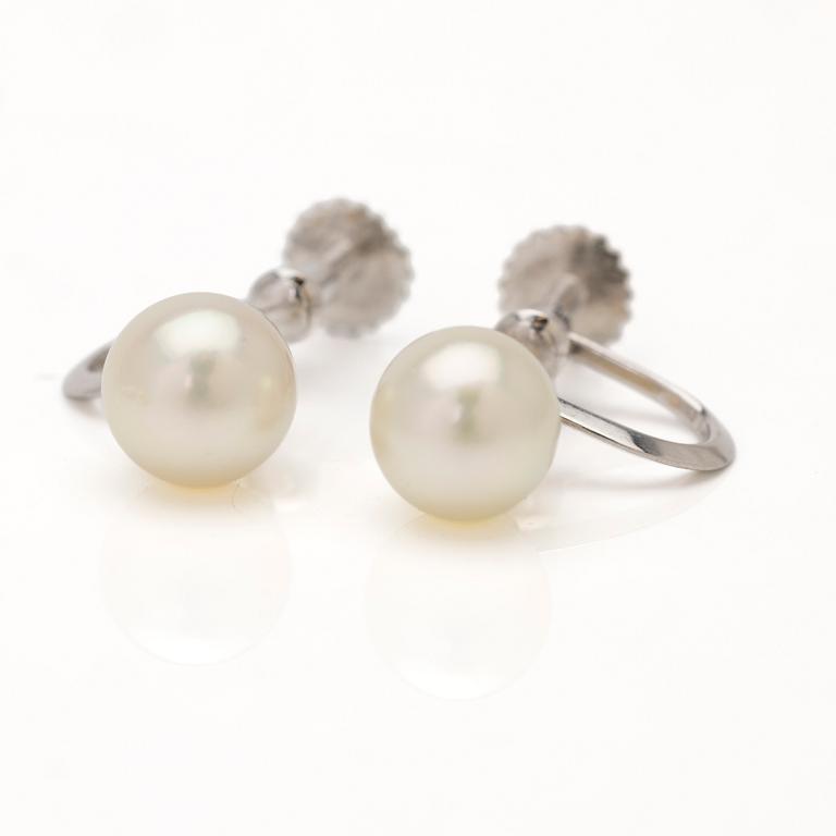 18K white gold earrings with cultured pearls.