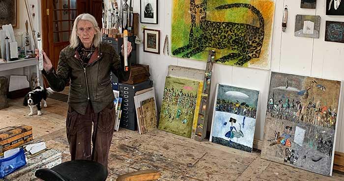 Madeleine Pyk i sin studion med några av utställningens verk.