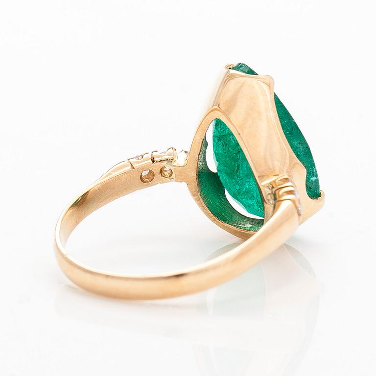 Ring in 18K gold, with a pear-cut emerald and diamonds. With IGI certificate.