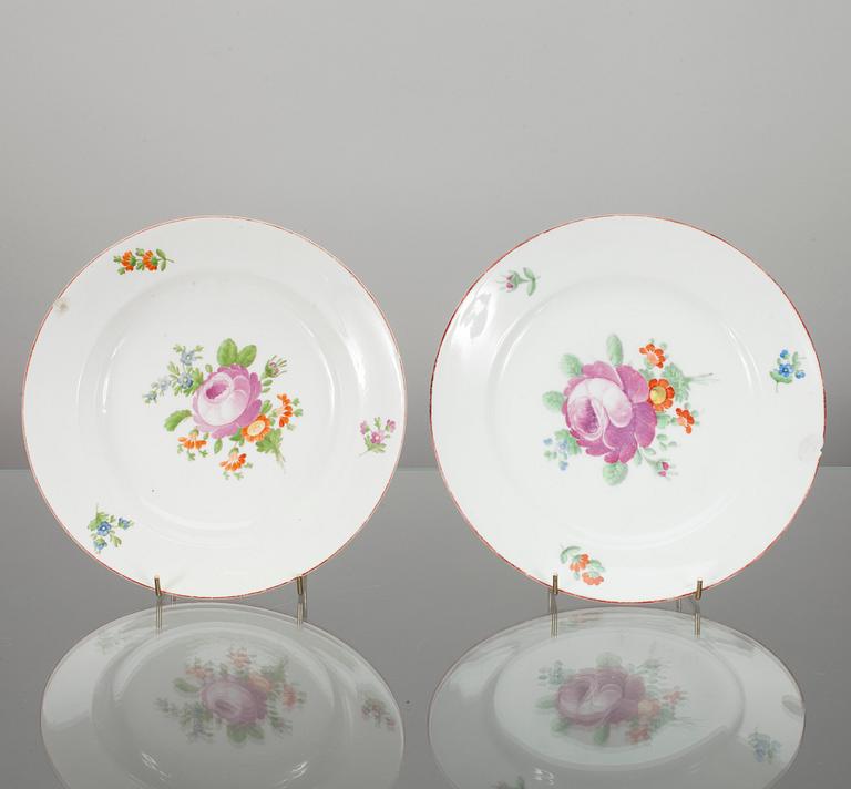 TALLRIKAR, 2 st, porslin, möjligen Ryssland sekelskiftet 1700/1800-tal.