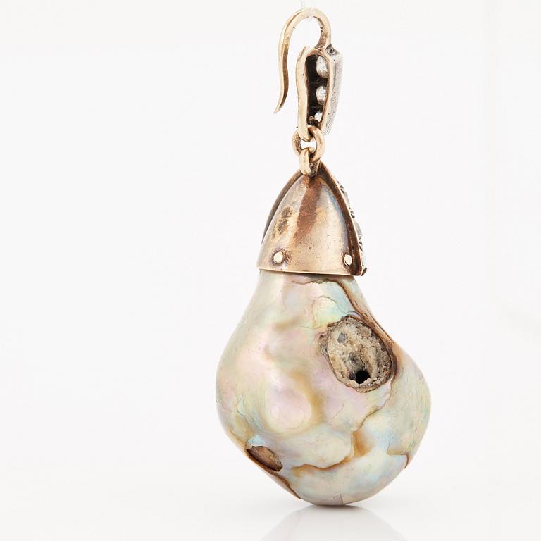 A PEARL PENDANT.
