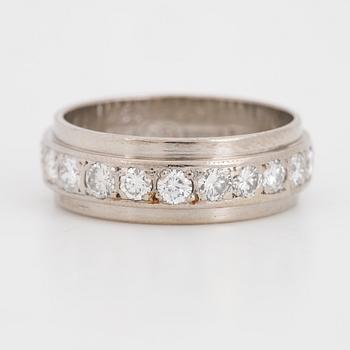 18K gold and brilliant-cut diamond ring.