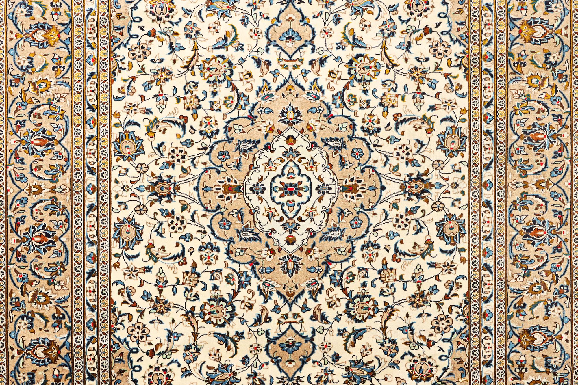 A Kashan carpet, a. 340 x 242 cm.