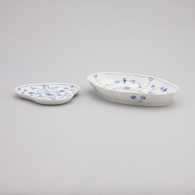 Matservis, 58 delar, porslin, "Musselmalet", Bing & Grøndahl samt Royal Copenhagen, Danmark.