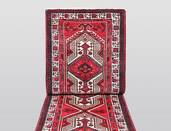 A runner, Sarab, ca 348 x 104 cm.