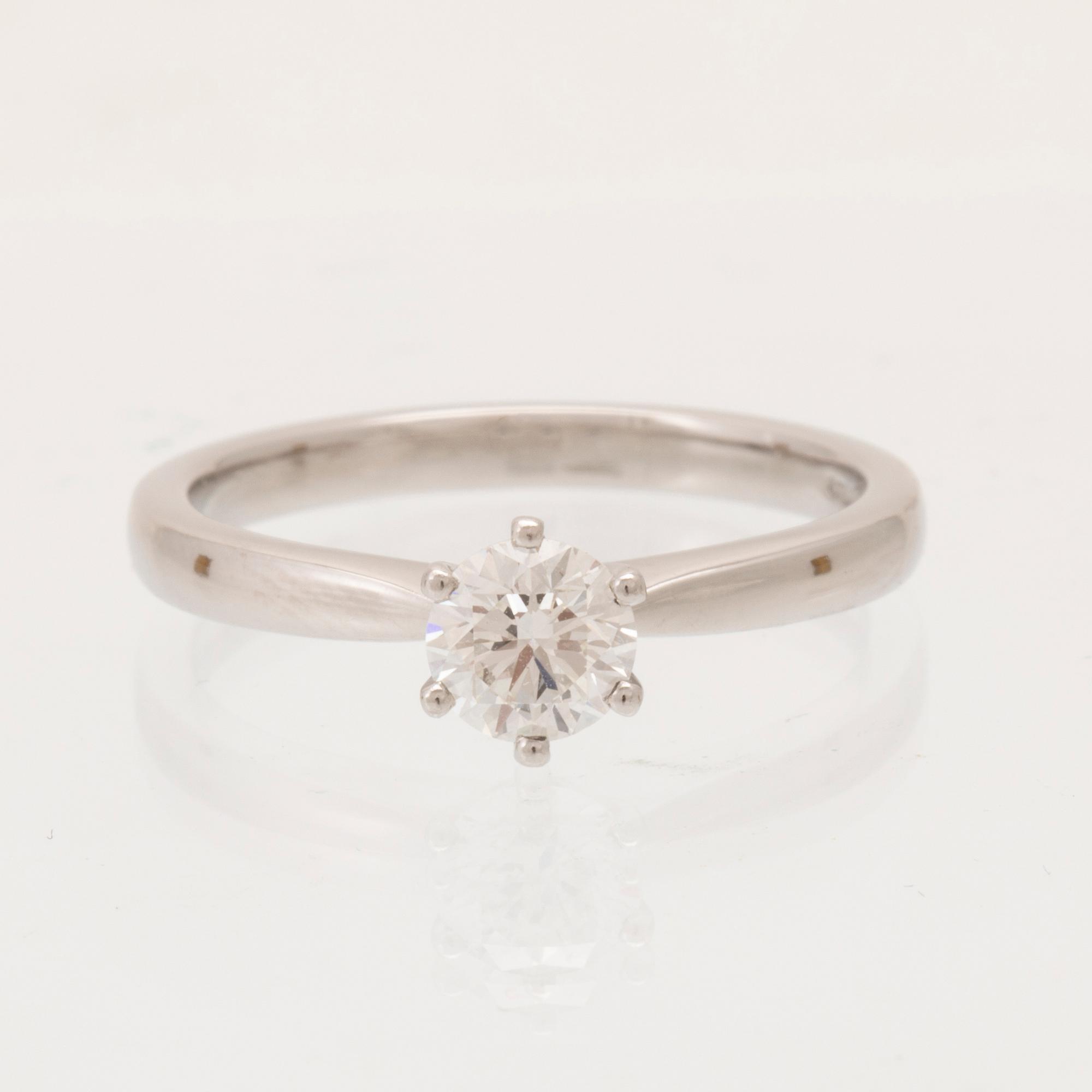 A 950 platinum solitaire ring set with a round brilliant cut diamond with GIA dossier, Vanbruun.