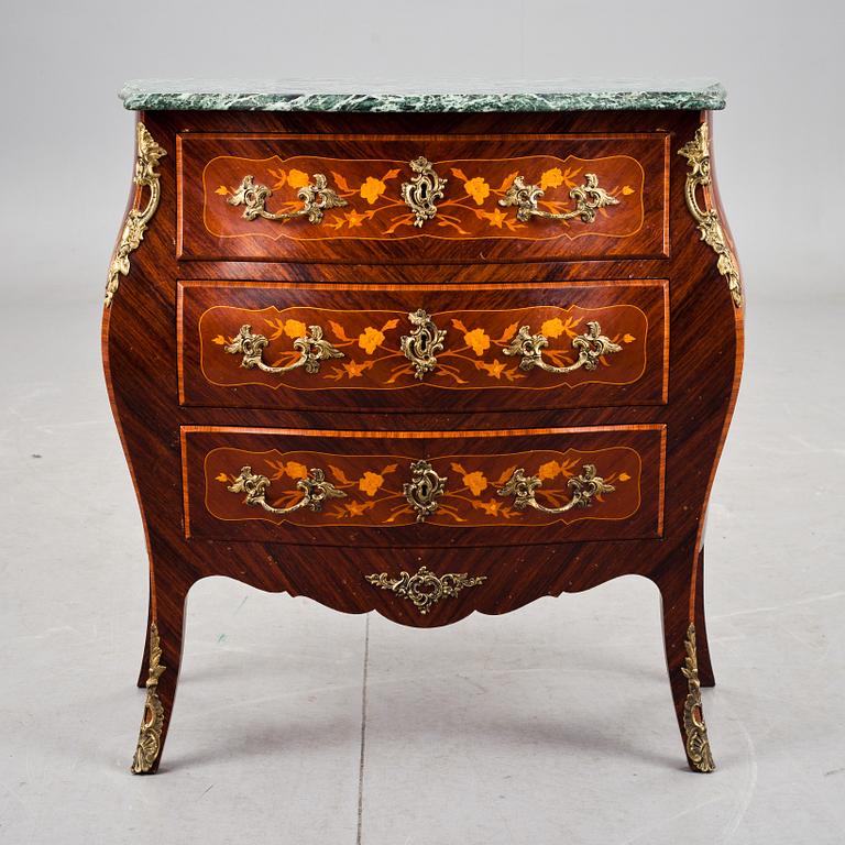 BYRÅ, rokokostil. 1900-talets andra hälft.