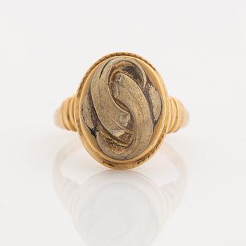 18K gold ring.