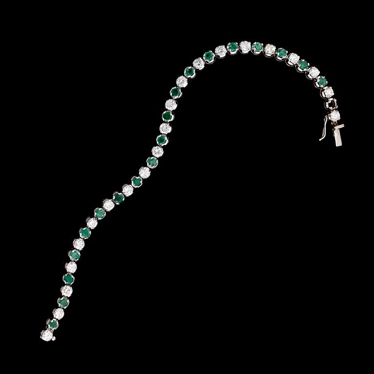 ARMBAND, sk Rivière, 14 k vitguld, 21 briljantslipade diamanter tot ca 2.52 ct och smaragder. Vikt ca 13 g.