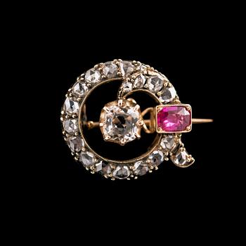 434. BROSCH, Rosenslipade diamanter ca 0.5 ct, rubin och bergskristall. 14K guld. Vikt 6,7 g.