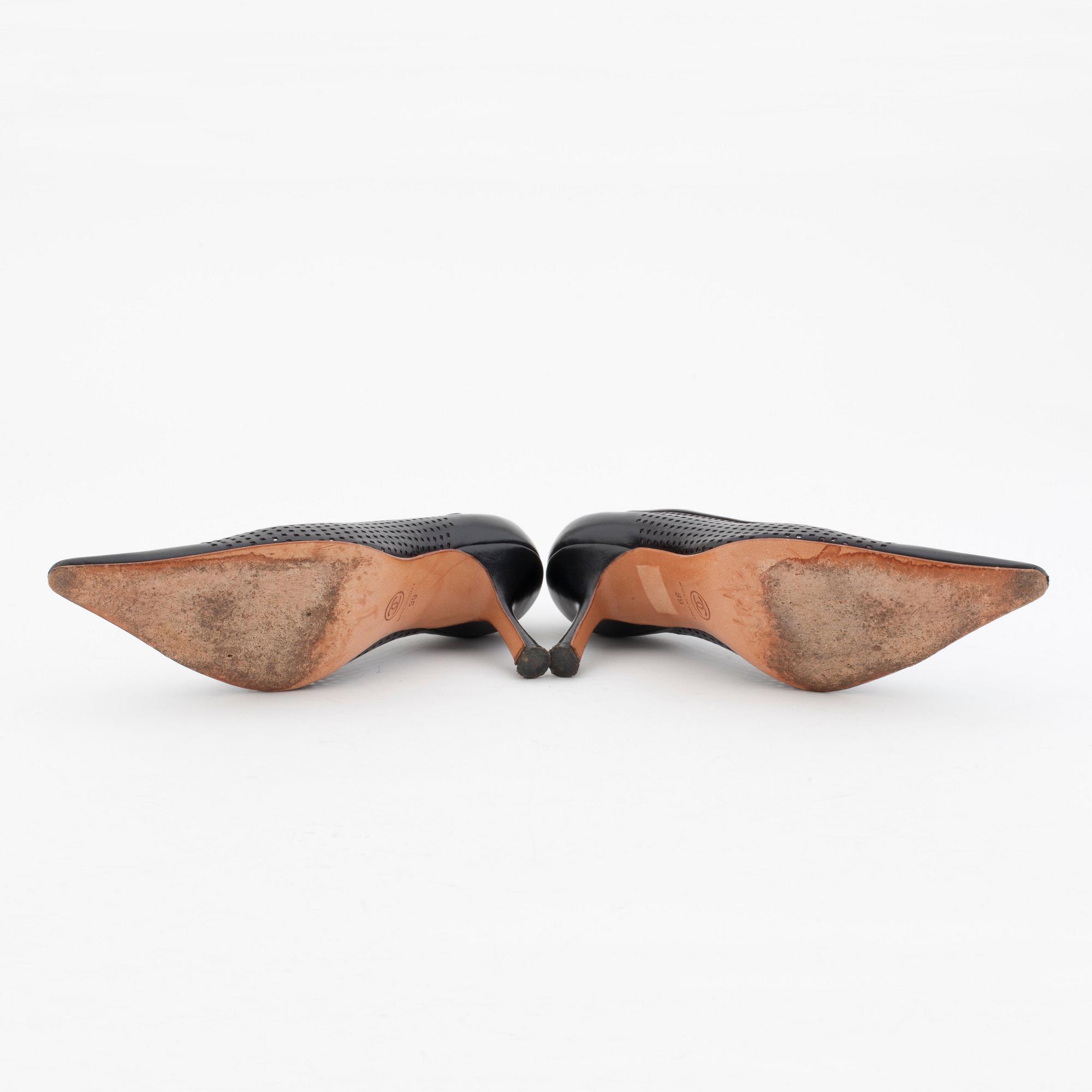 CHANEL, a pair of black leather pumps.