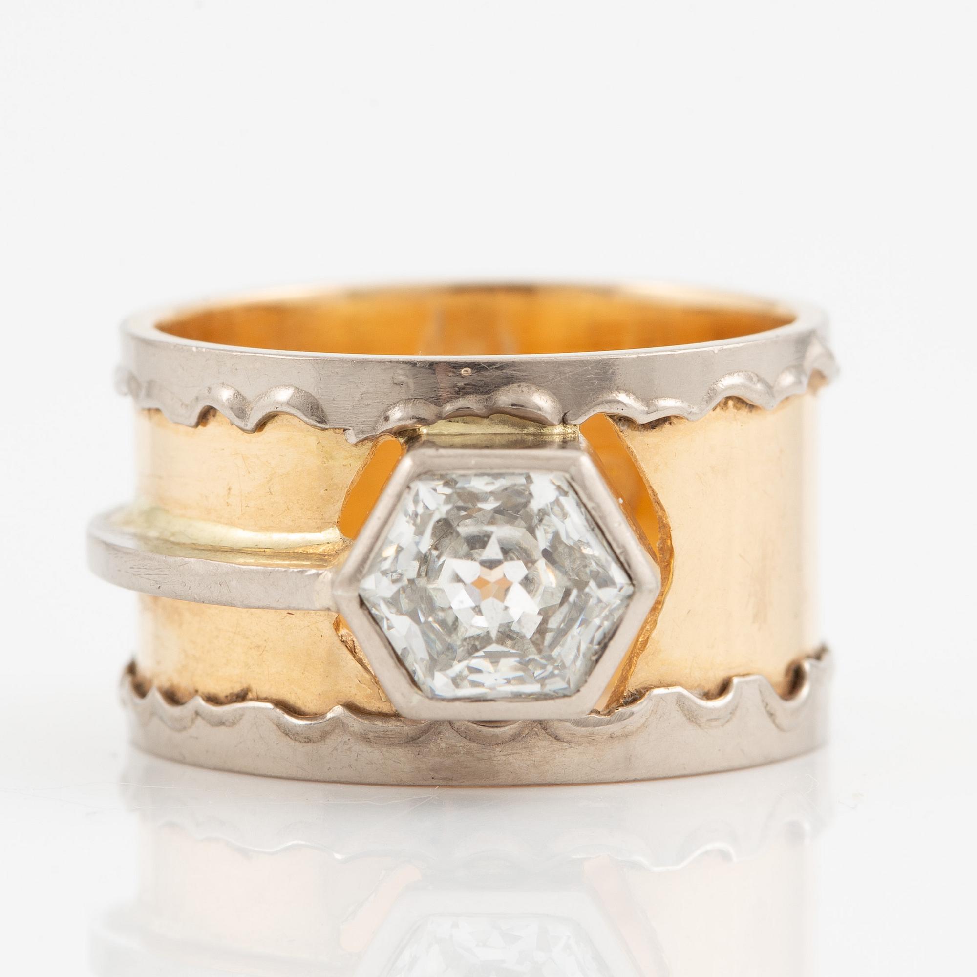 Ring, 18K guld med hexagonalslipad diamant, ca 1.58 ct.