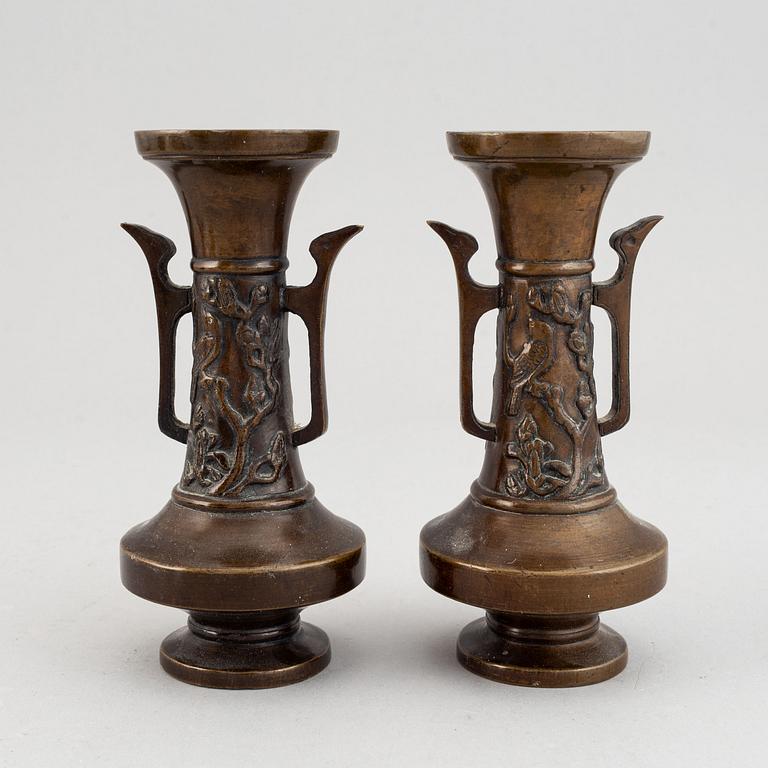 A set with two Japanese bronze vases and two censers with cover, Meiji period (1868-1912).