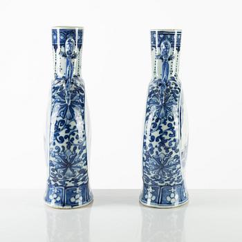 A pair of blue and white mon flasks, china, Qing dynasty, 19th/20th century.