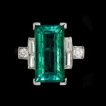 RING, 18k vitguld med baguettslipade, gammalslipade diamanter samt trappslipad grön turmalin. Tot vikt 2,6g.