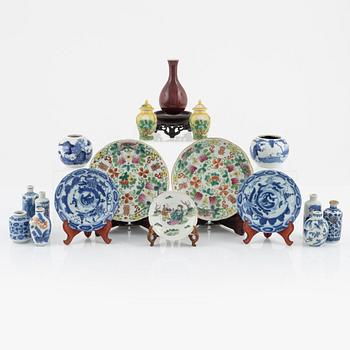 A group of 17 Chinese porcelain objects, China, late Qing/20th Century.