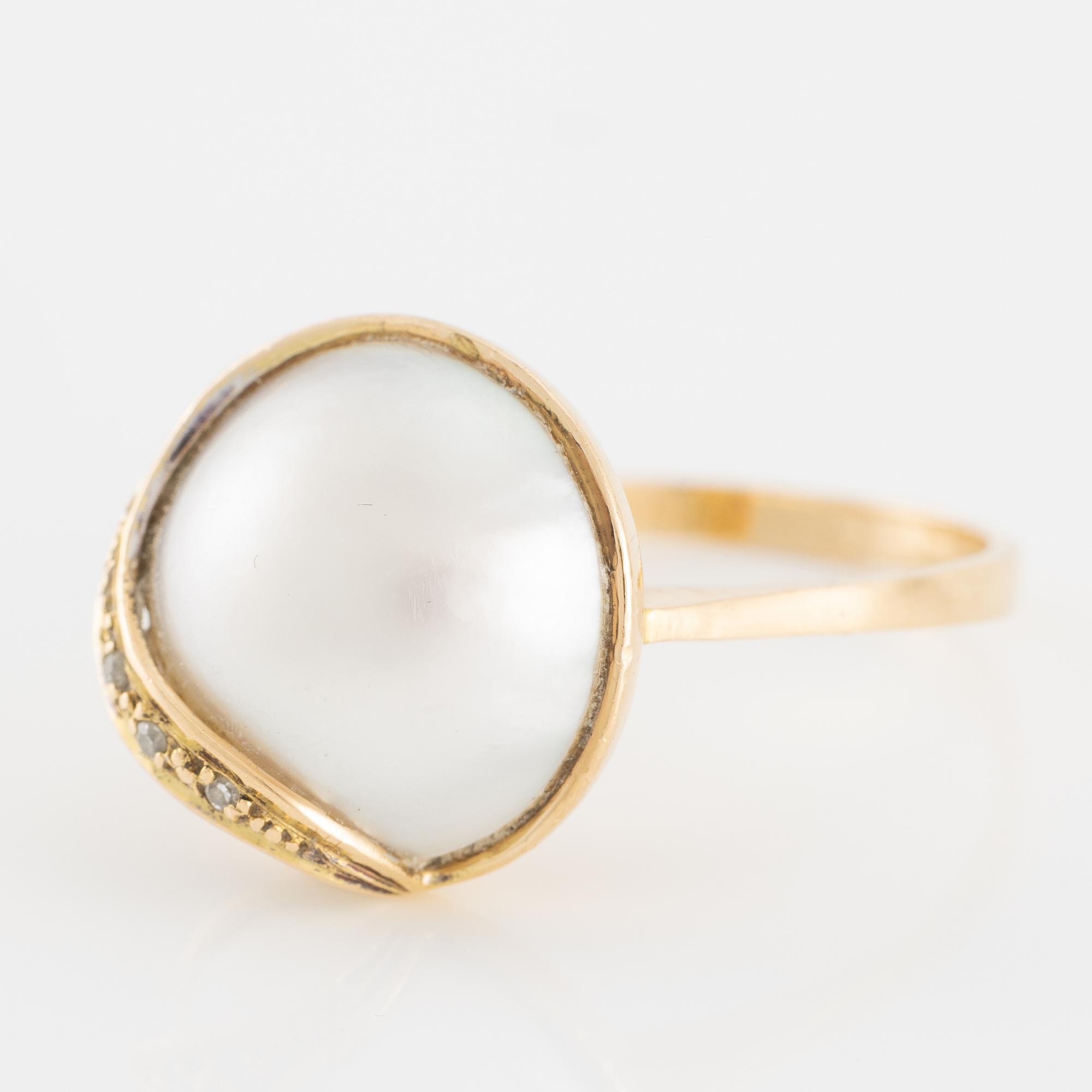Ring in 18K gold with a cultured mabé pearl and octagon-cut diamonds.