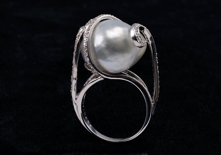 A RING, brilliant cut diamonds c. 1.10 ct. Baroque south sea pearl c. 17 x 19 mm. Weight 13 g.