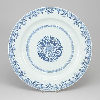 A large blue and white serving dish, Qing dynasty, Qianlong (1736-95).