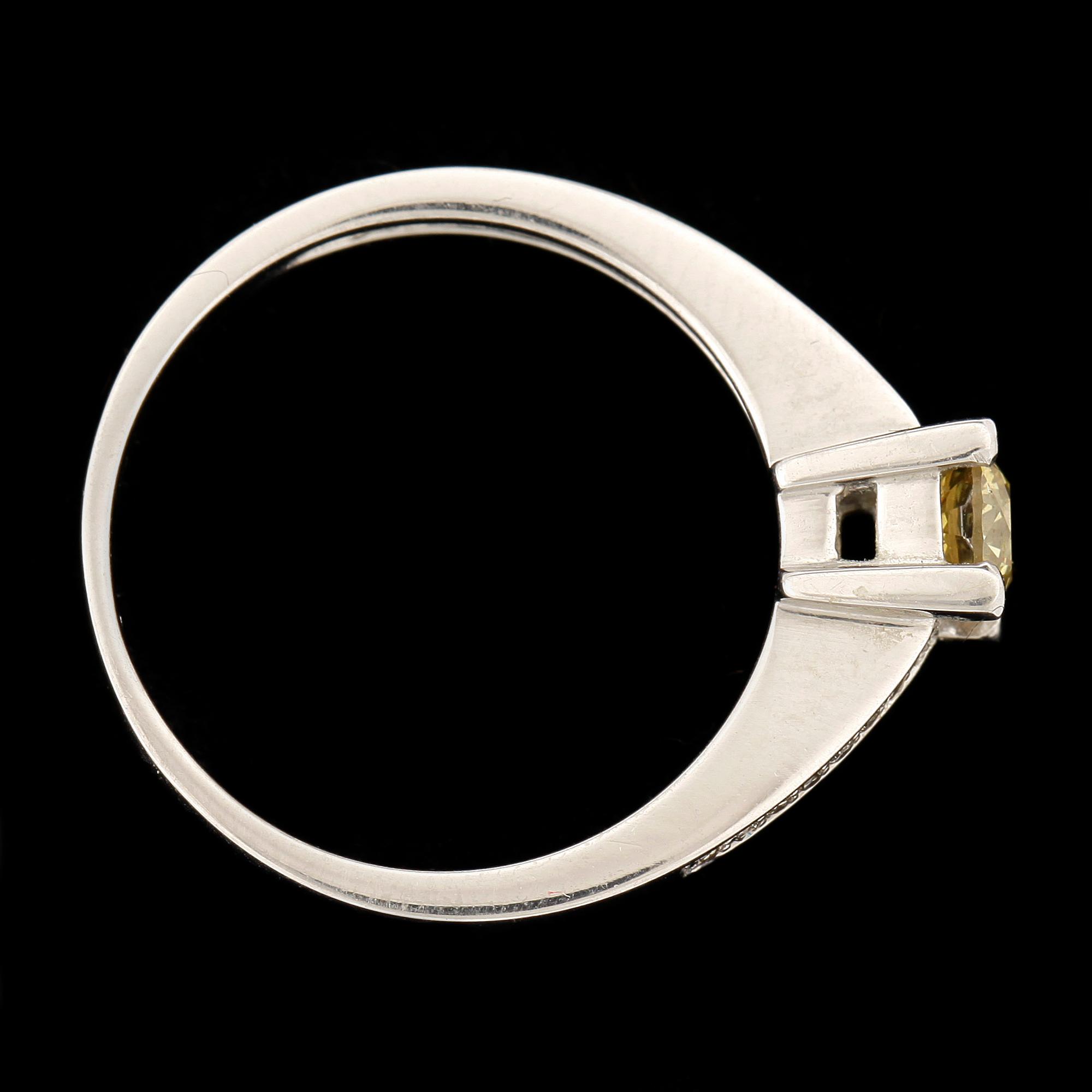 RING, 14k vitguld, gul diamant ca 0.5 ct, briljantslipade diamanter. Tot 3.5 g.