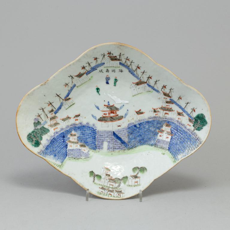 A Chinese famille rose porcelain footed dish, Qing dynasty, late 19th century.