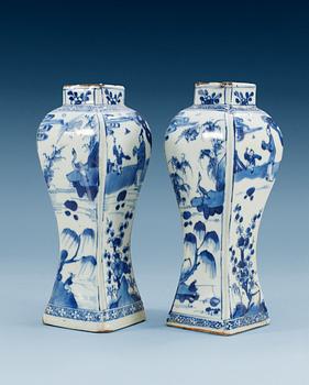 A pair of blue and white vases, Qing dynasty, Kangxi (1662-1722).