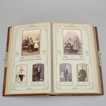 FOTOALBUM, innehållande 65 kabinettfotografier, 1900-talets början.