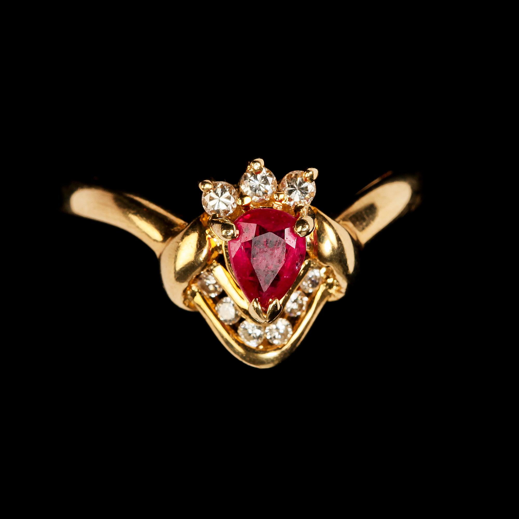 RING, 18k guld med rubin och 9 briljantslipade diamanter. Vikt 3 g.