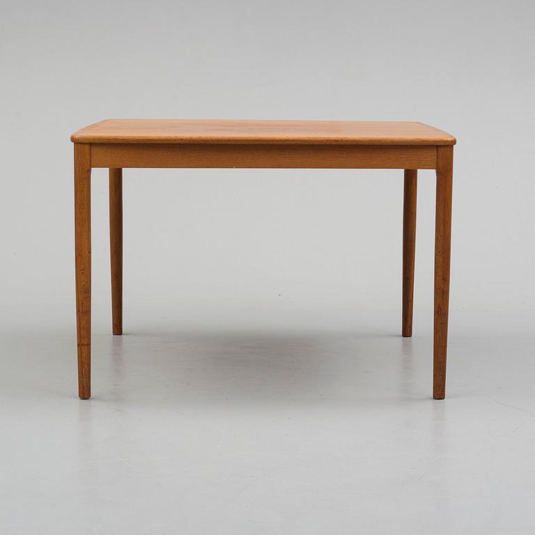 A second half of the 20th century coffee table, designed by Yngvar Sandström, AB Seffle Möbelfabrik, Sweden.