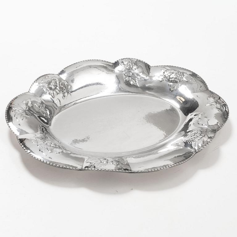 Tray/large dish, silver, Swedish import mark Sam Pettersson, Norrköping 1919.